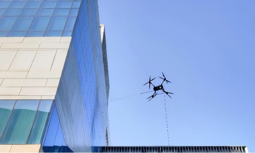 楼宇清洁高危作业的新曙光？——解析迈优威FC30X双系留高空清洗无人机与“蜘蛛人”不同的工作模式