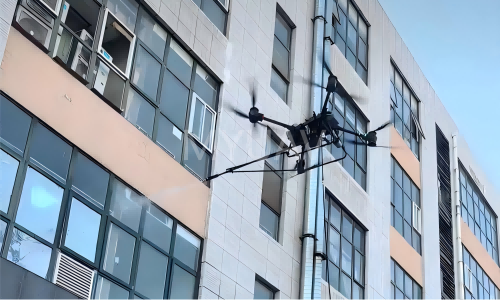 【迈优威FC双系留高空清洗无人机】：洗楼作业的稳定之星  迈优威公司推出的FC双系留高空清洗无人机，以其卓越的技术性能和稳定性，为高空清洁行业带来了革命性的变化。  一、系留设备：持久动力与稳定性能 ▶迈优威FC双系留高空清洗无人机采用了行业******的地面供水供电方案，这使得它能够长时间连续工作，单次飞行可维持8-10小时。这种设计极大地提高了清洁效率，避免了传统无人机频繁更换电池或重新充电的问题，确保了工作的连续性和稳定性。  ▶此外，迈优威FC双系留高空清洗无人机可携带重达30公斤的高压水管和系留供电缆稳