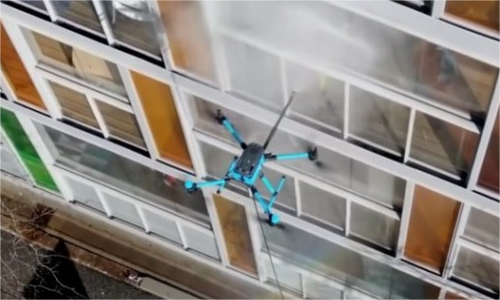 利用无人机清洗玻璃外墙，科技创新助力建筑清洁