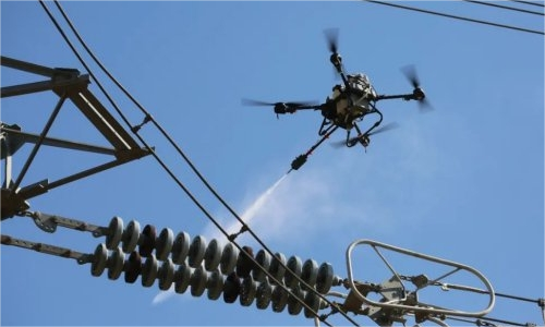 无人机喷涂绝缘漆，电网换新颜