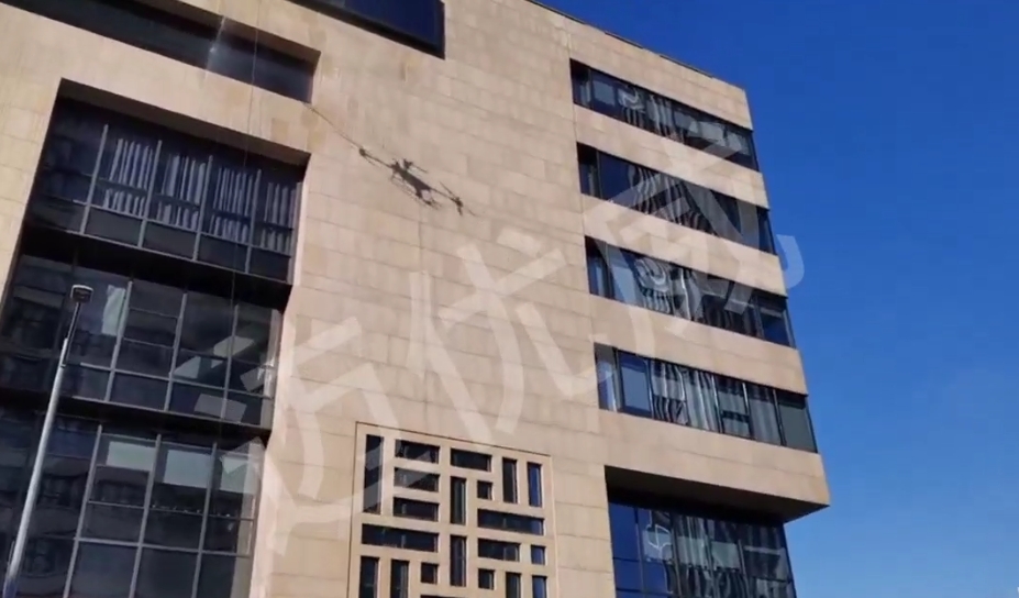 迈优威FC30系留清洗无人机