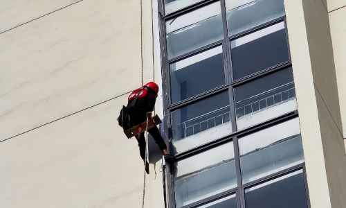 告别蜘蛛人：【迈优威双系留高空清洗无人机】带来安全清洁新时代