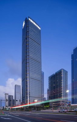 珠海153.9米高空:迈优威FC30双系留高空清洗无人机开启幕墙清洗新高度