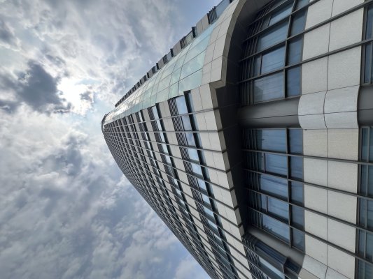 复杂立面高空清洁新突破：迈优威无人机浙江嘉兴桐乡电视台实战