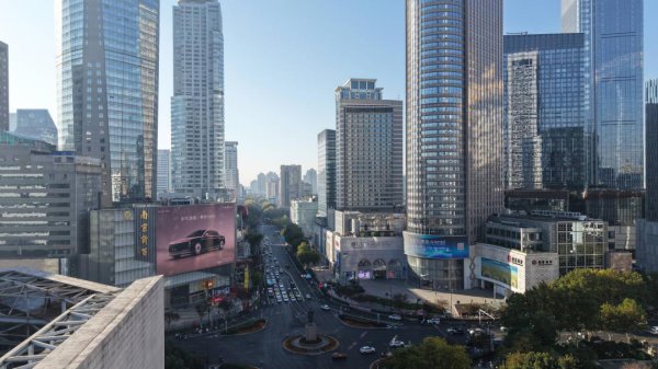 德基广场高空清洁新解:迈优威M400X双系留系统实战