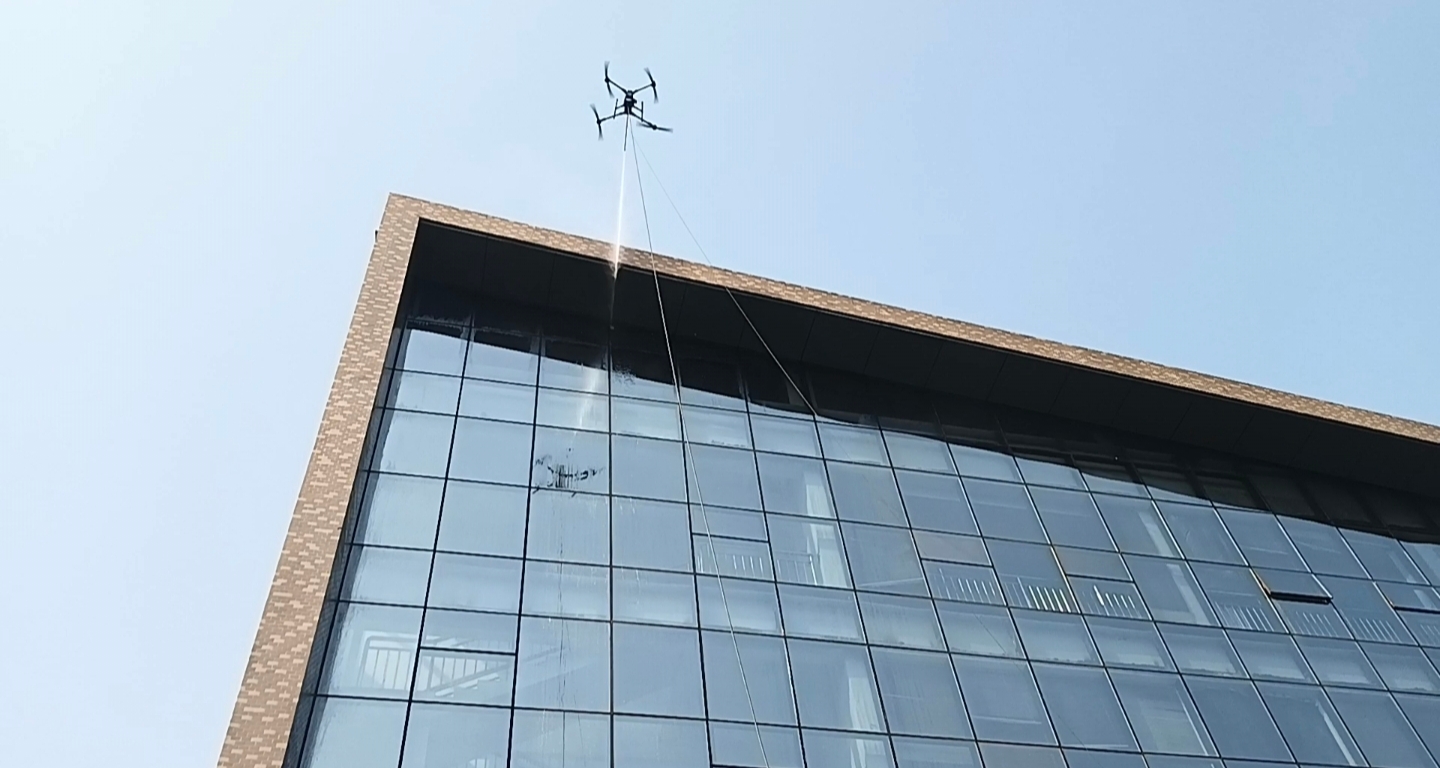 创新科技点亮城市清洗：迈优威M400X无人机有效完成重庆高楼幕墙清洁