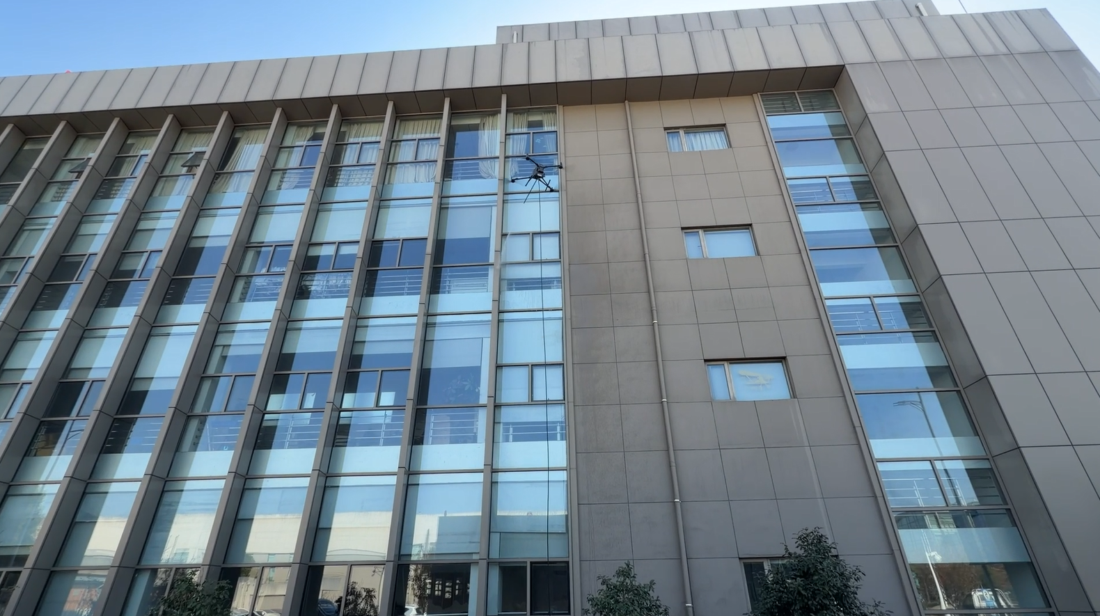 迈优威M400X无人机在莫干山机场完成有效环保清洗作业