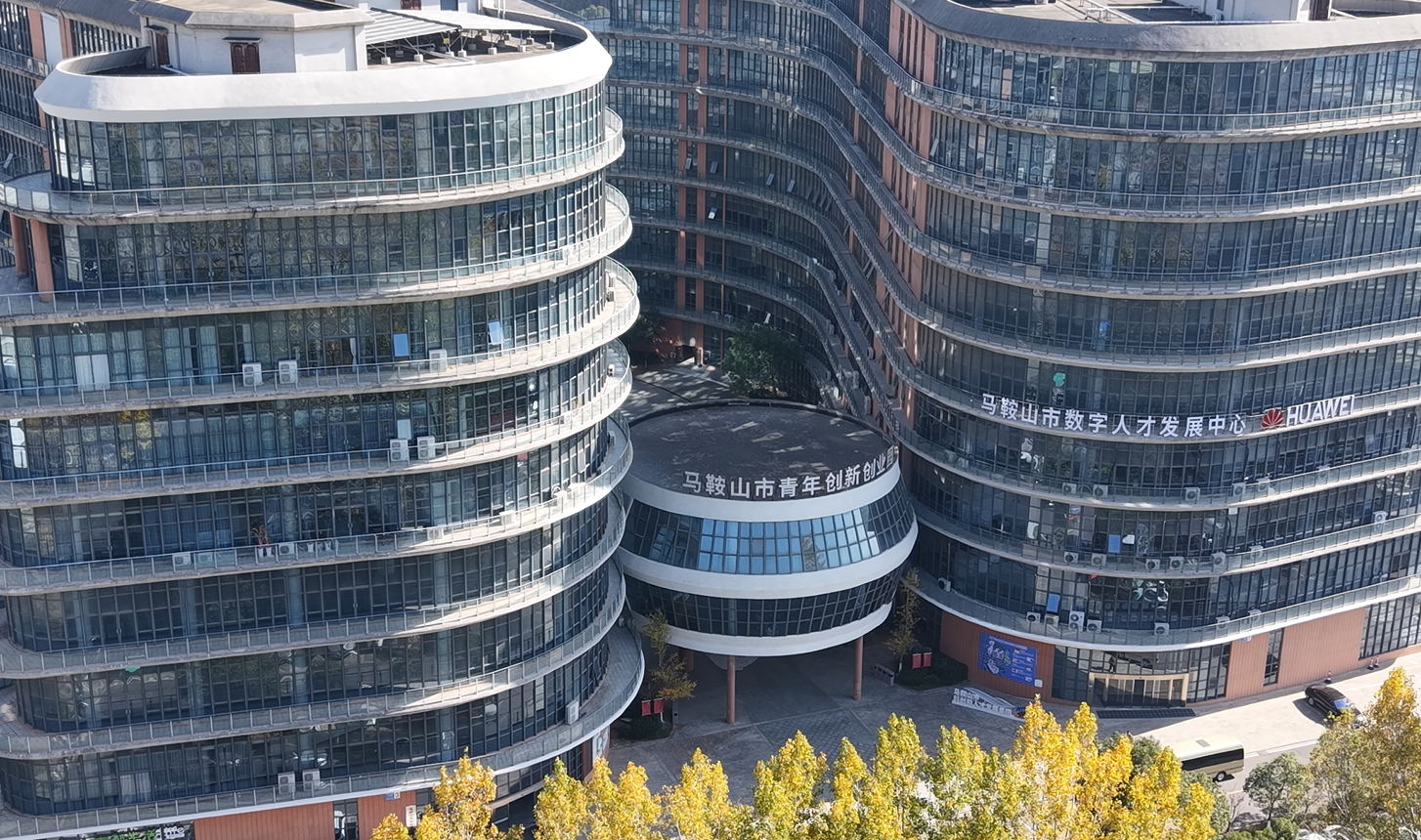 迈优威双系留高空清洗无人机为马鞍山数字人才发展中心带来崭新面貌