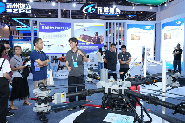 迈优威FC100双系留高空消防无人机系统亮相第四届低空(苏州)产业创新生态大会