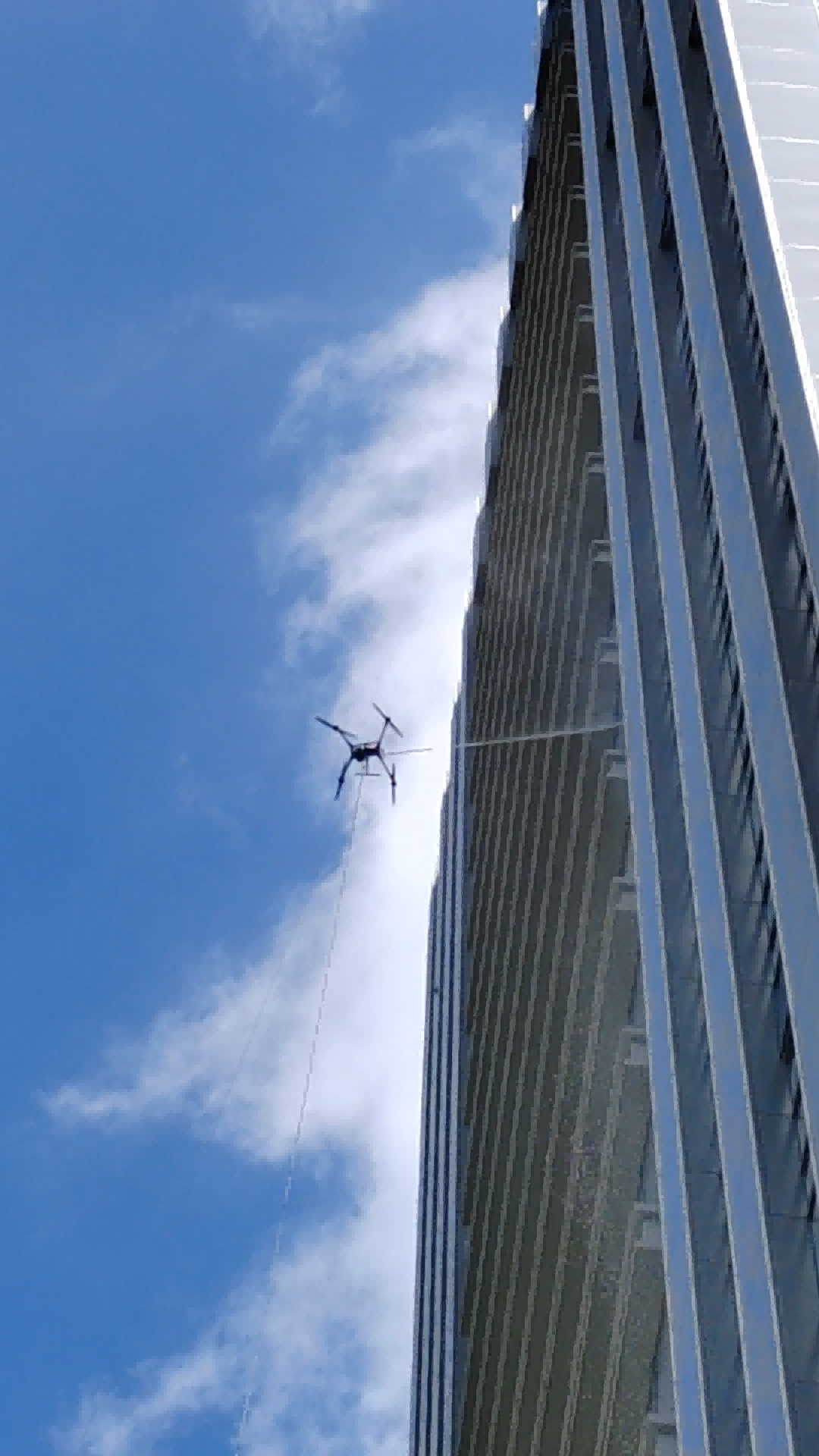 M400双系留无人机清洗江门某项目,高空幕墙维护新实践